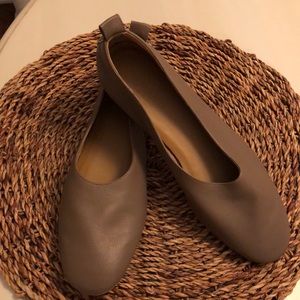 Everlane Italian Leather Day Glove flats •